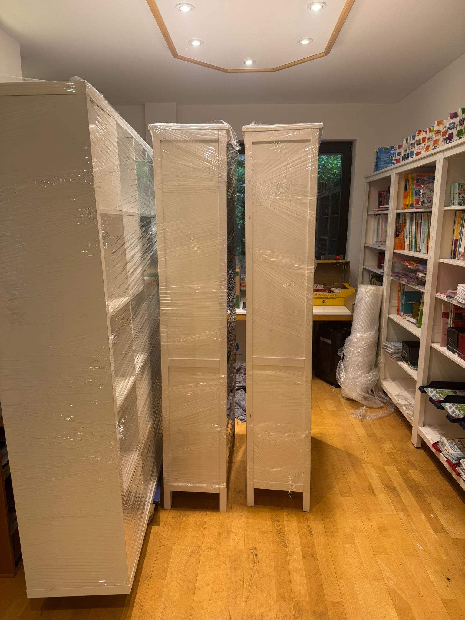 Bücherregale für Firmenumzug in Stretchfolie verpackt