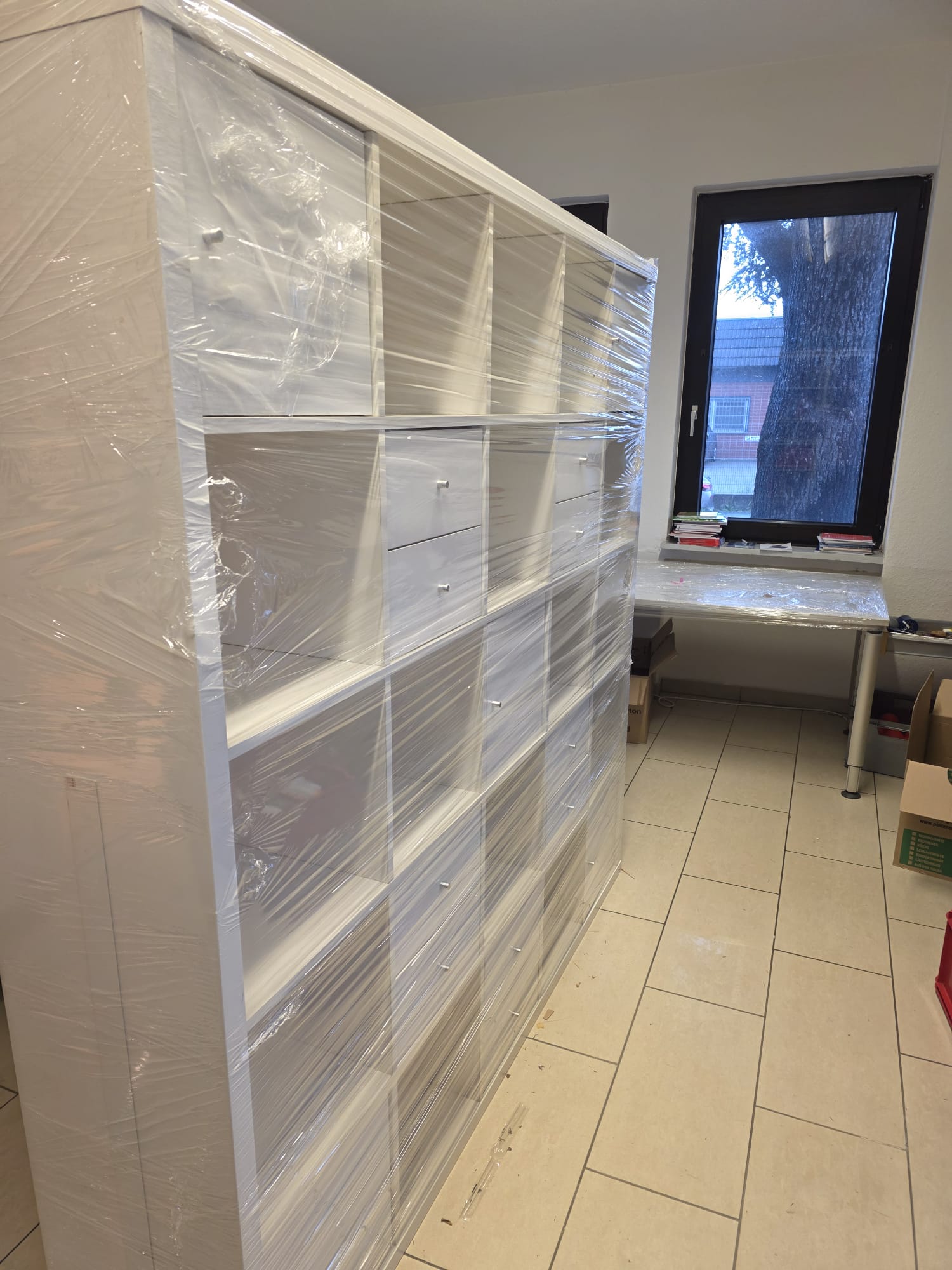 Großer Schrank professionell mit Stretchfolie verpackt
