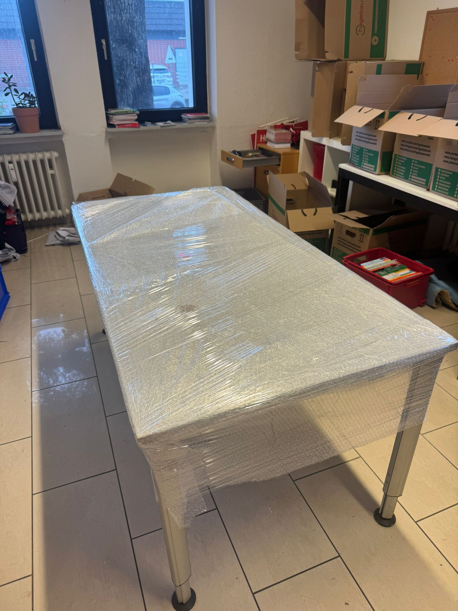 Großer Tisch komplett in Stretchfolie für sicheren Transport verpackt