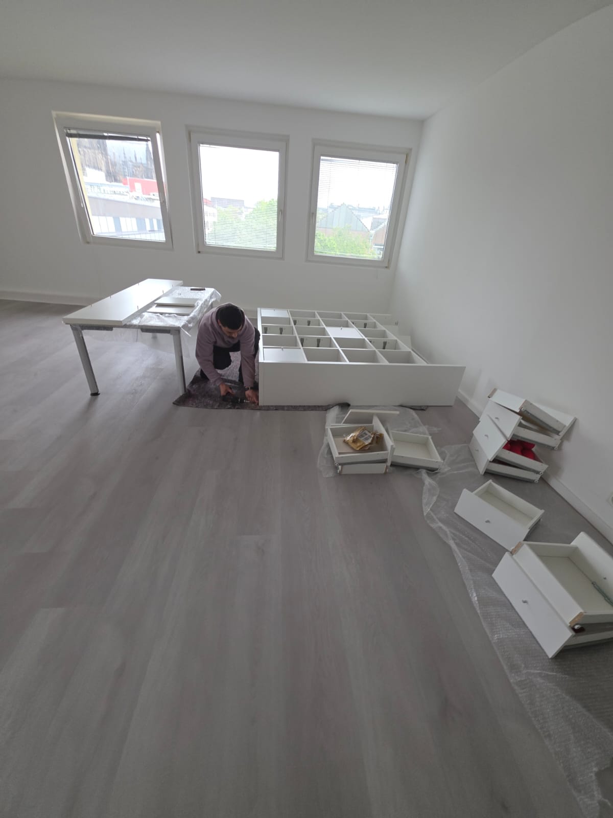 Möbeldemontage in leerer Wohnung beim Privatumzug